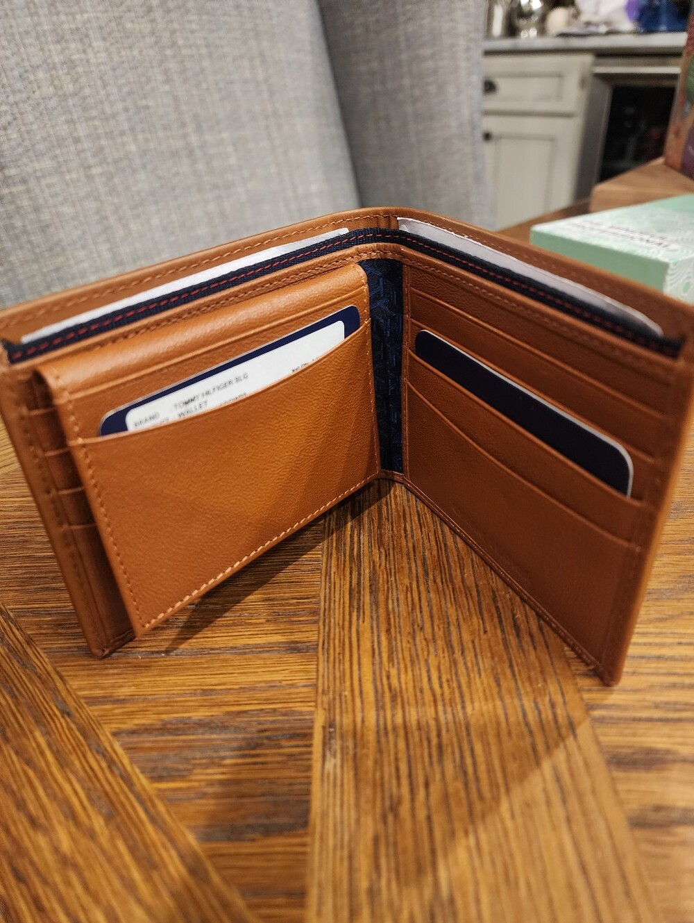 New In Box Tommy Hilfiger Brown Leather RFID Wallet - Picture 2 of 7